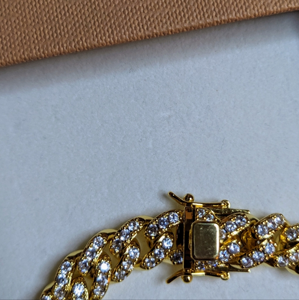 ❄️ Icy Cuban Link 18k Gold Plated Chain - Picture 6 of 8